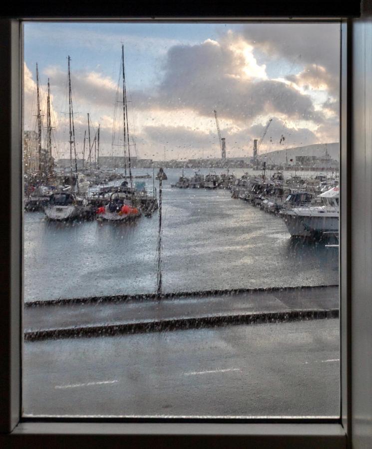 Guesthouse At The Boat Harbour Tórshavn Exterior foto